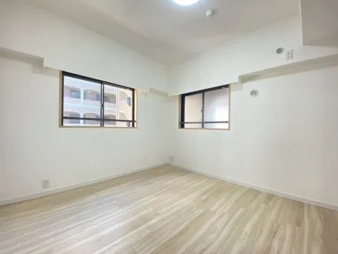 約6.5帖の洋室です。2面採光で明るいお部屋になっています。