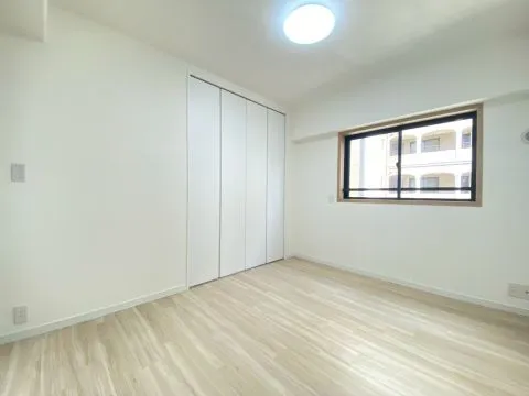 約6帖の洋室です。こちらのお部屋はスライド式の扉になっています。