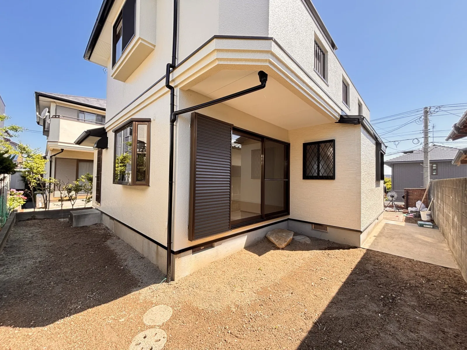 外観写真です。建物の周囲もスペースがありますので陽当たりも良好です。お庭ではガーデニングも楽しめます。