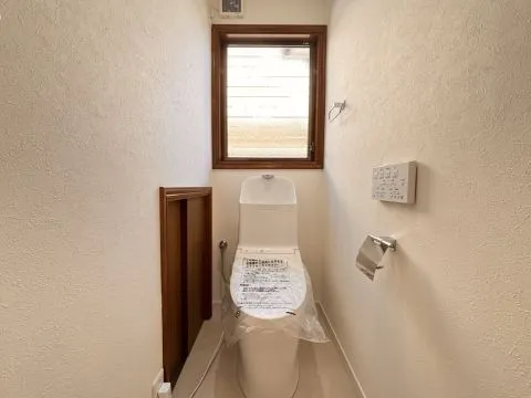 トイレも新品交換済みで安心です。窓が付いているので換気もできて、いつでも爽やかな空間に。