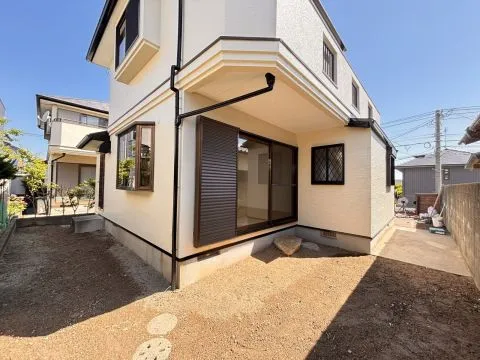 外観写真です。建物の周囲もスペースがありますので陽当たりも良好です。お庭ではガーデニングも楽しめます。