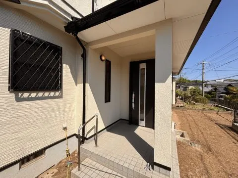 外観写真玄関部分です。屋根付きなので雨の日でもゆっくりと傘をさしてお出かけ出来ます。
