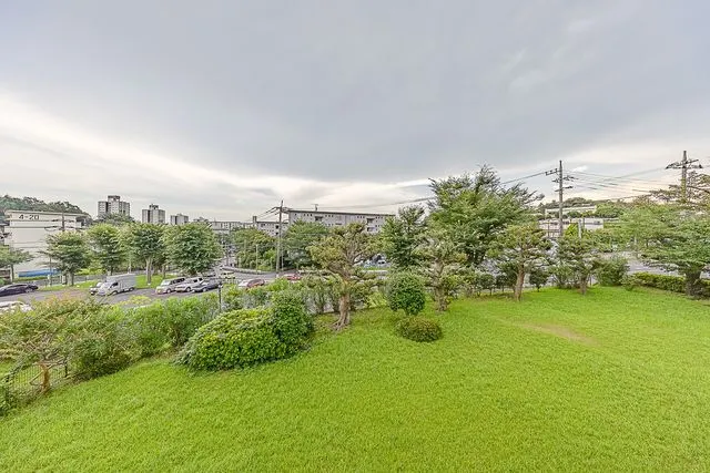 【眺望】前面の建物と距離があるので開放感があります。