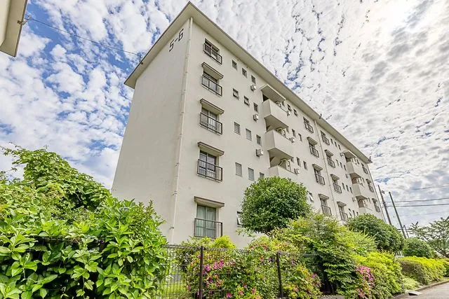 【外観写真】ゆとりある敷地で穏やかな暮らしを。レトロな外観とおしゃれなお部屋はリノベならではの楽しさ