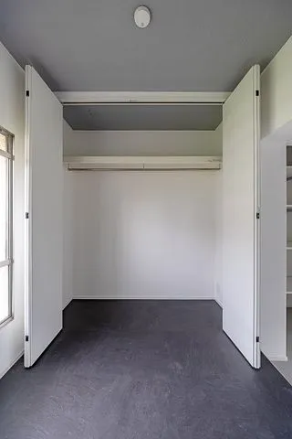 【収納】ハンガーパイプと枕棚があるので効率良く収納ができます。大きめな荷物も入りそうです。