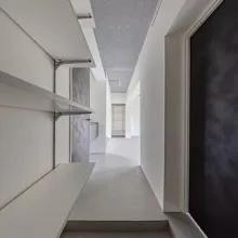 【玄関】玄関を開けた瞬間、天井の間接照明がやわらかく広がる。廊下が一体感のあるレイアウトで、奥へと自