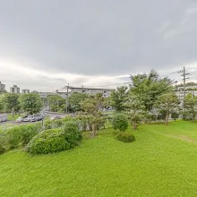 【眺望】前面の建物と距離があるので開放感があります。