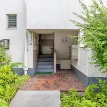 【エントランス】手入れの行き届いた植栽は管理体制の良さが伺えます。