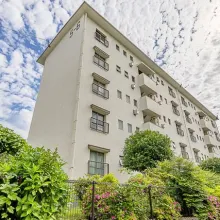 【外観写真】ゆとりある敷地で穏やかな暮らしを。レトロな外観とおしゃれなお部屋はリノベならではの楽しさ