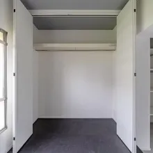 【収納】ハンガーパイプと枕棚があるので効率良く収納ができます。大きめな荷物も入りそうです。