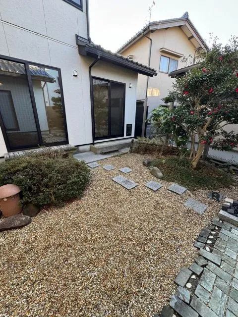 LDKに面した中庭。7帖の和室や玄関ホールからも季節の移ろいを楽しむことができます。
