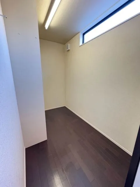 1階ファミリークローゼットで収納も安心。玄関からも近いので、来客時のクロークとしてもご利用いただけます