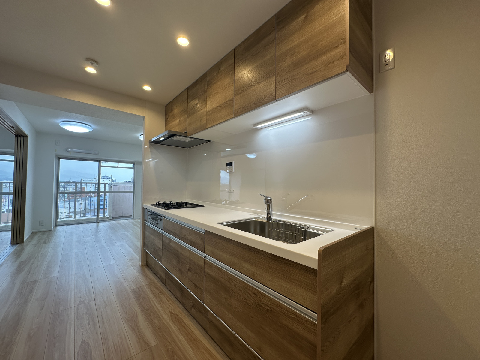 調理スペースが広く、収納豊富なキッチン◎三口コンロ＆グリル付き◎