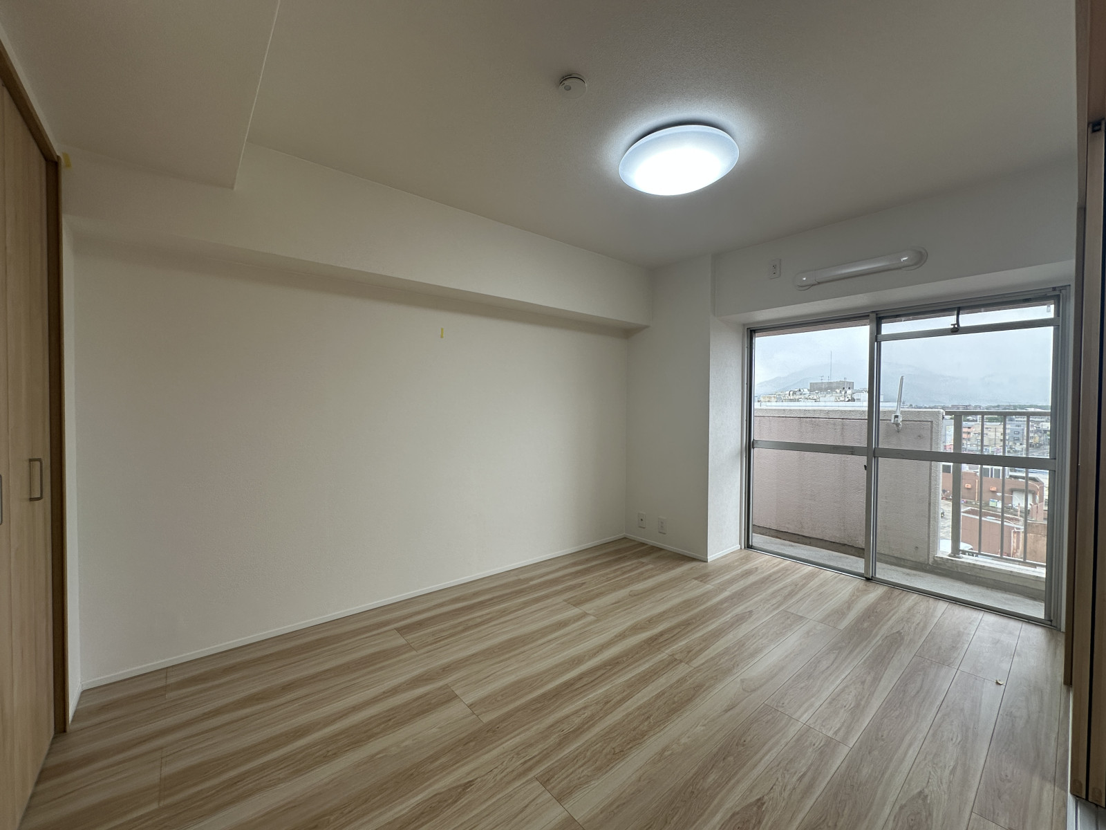 リビング横の約6.0帖の洋室◎