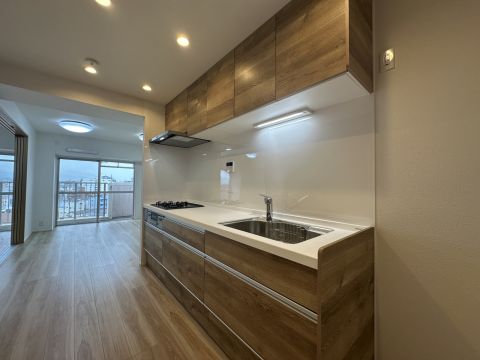 調理スペースが広く、収納豊富なキッチン◎三口コンロ＆グリル付き◎