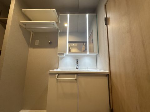 三面鏡も付いていて、収納スペースがしっかりと付いています◎ 広々としたスペースで快適にお洗濯ができます◎