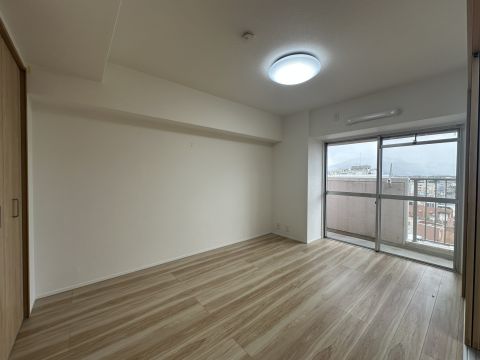 リビング横の約6.0帖の洋室◎