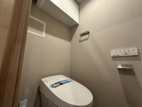 ウォシュレット付きのトイレ◎ 収納棚もしっかりと付いているので、掃除道具も収納できます◎