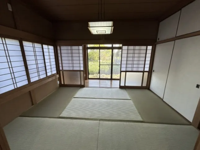 【リフォーム済】1階リビング横和室の写真。畳は表替えをし、襖等張替えました。