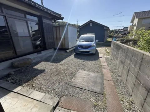 【リフォーム済】駐車場の写真です。敷地内であれば車も複数駐車可能です。