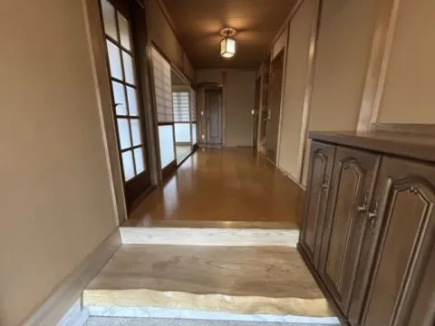 【リフォーム済】玄関の内観の写真です。