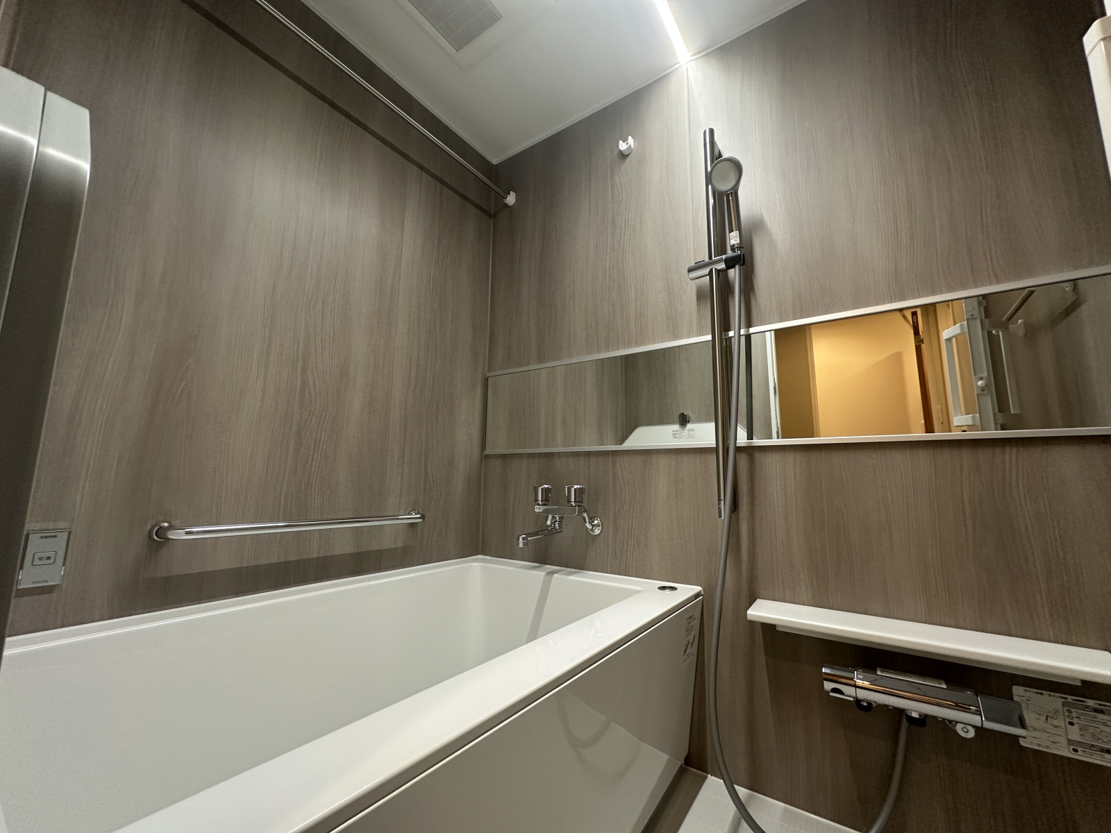 １日の疲れを癒すバスルーム◎ 急な雨の日でも洗濯が干せる浴室乾燥機付きなので便利です◎