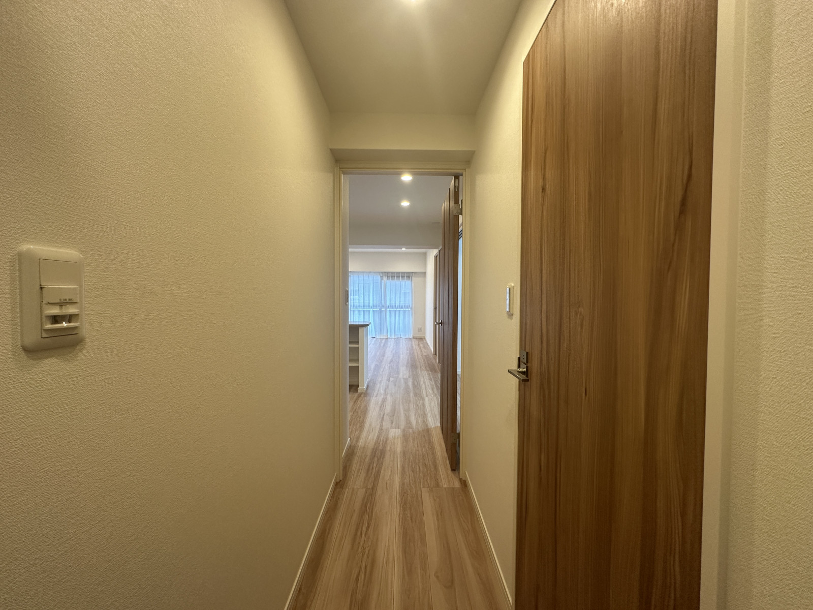 広々として収納スペースがしっかりとある玄関◎身支度に便利な鏡付き◎