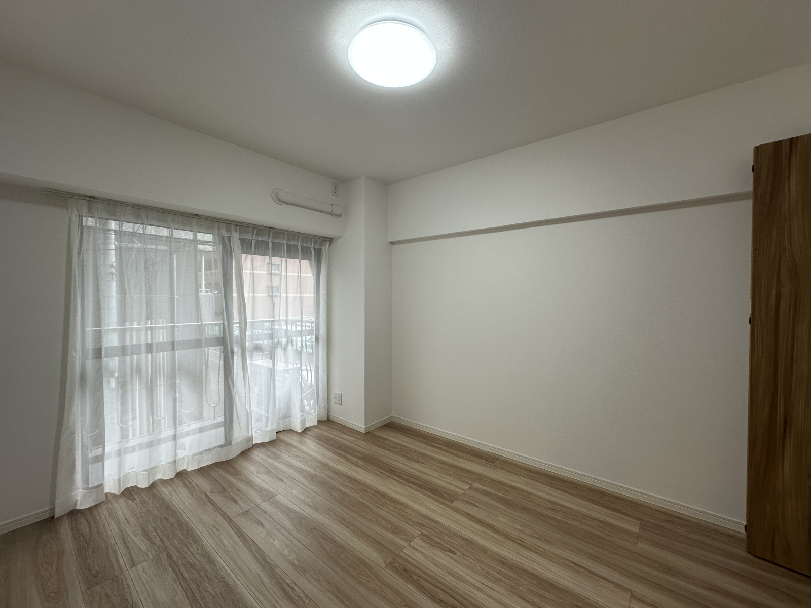 リビング横にある、約6.0帖の洋室◎