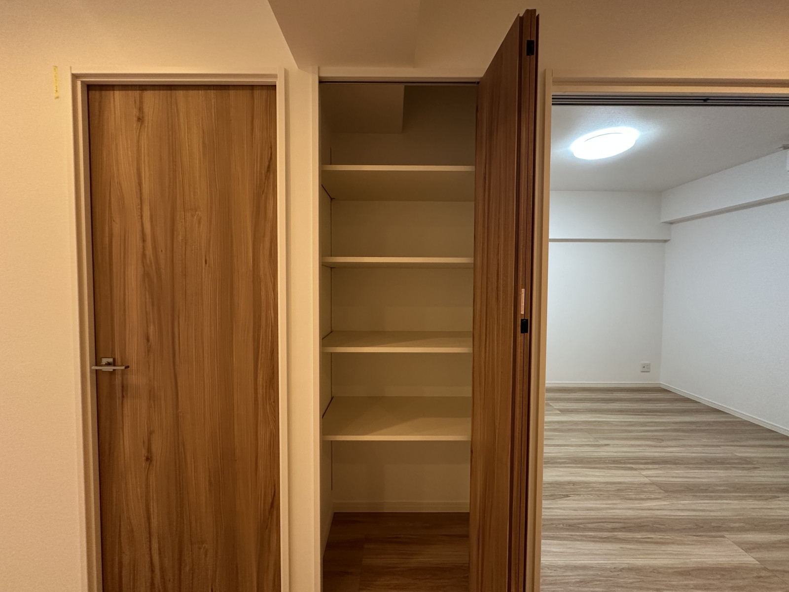 リビングにある収納棚◎好きなものを詰め込めます◎