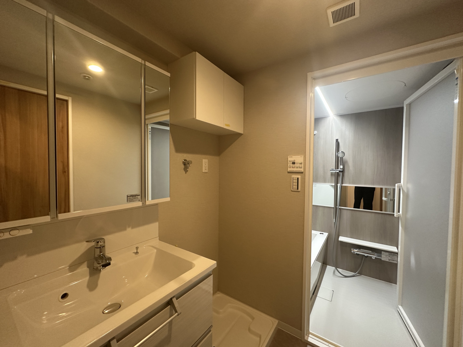 三面鏡も付いていて、収納スペースがしっかりと付いています◎