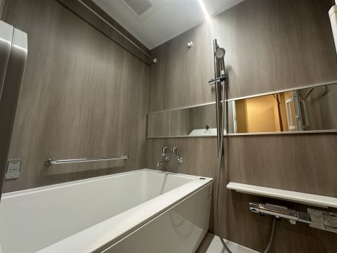 １日の疲れを癒すバスルーム◎ 急な雨の日でも洗濯が干せる浴室乾燥機付きなので便利です◎