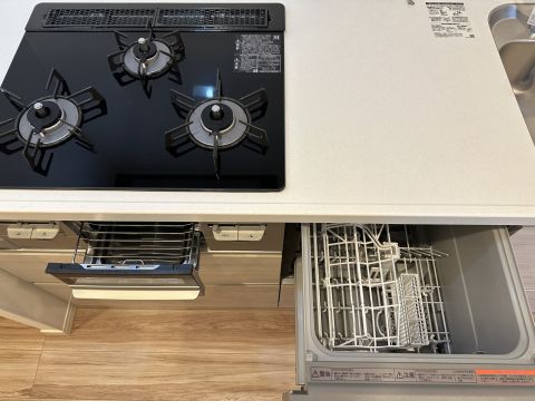 三口コンロ＆グリル＆食器洗浄乾燥機付きで便利です◎