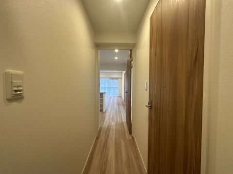 広々として収納スペースがしっかりとある玄関◎身支度に便利な鏡付き◎