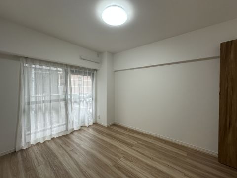 リビング横にある、約6.0帖の洋室◎