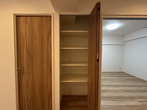 リビングにある収納棚◎好きなものを詰め込めます◎