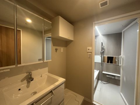 三面鏡も付いていて、収納スペースがしっかりと付いています◎