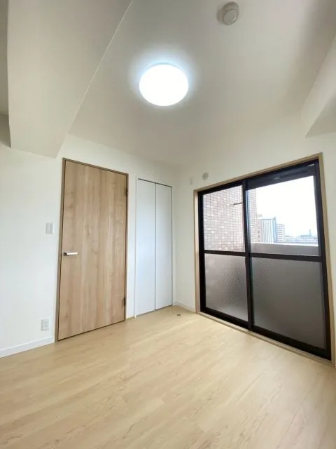 バルコニー付の洋室です。2面採光になっていて明るい空間です。お子様のお部屋にもぴったりです。