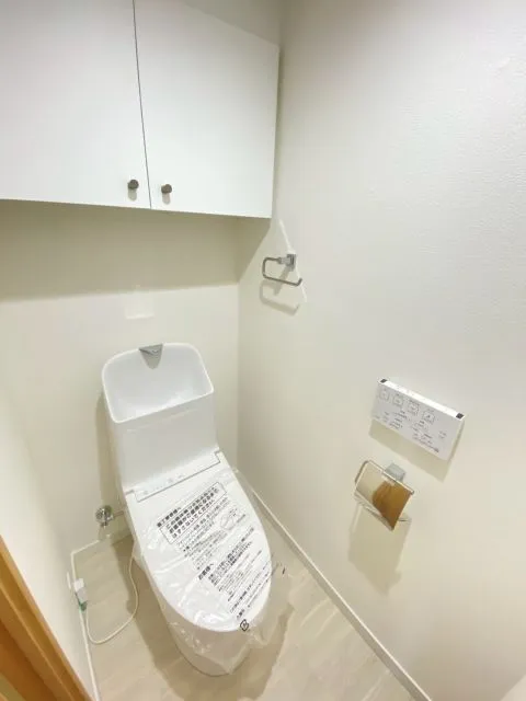 トイレも新品交換済みです。白を基調とした清潔感のあるトイレになっています。