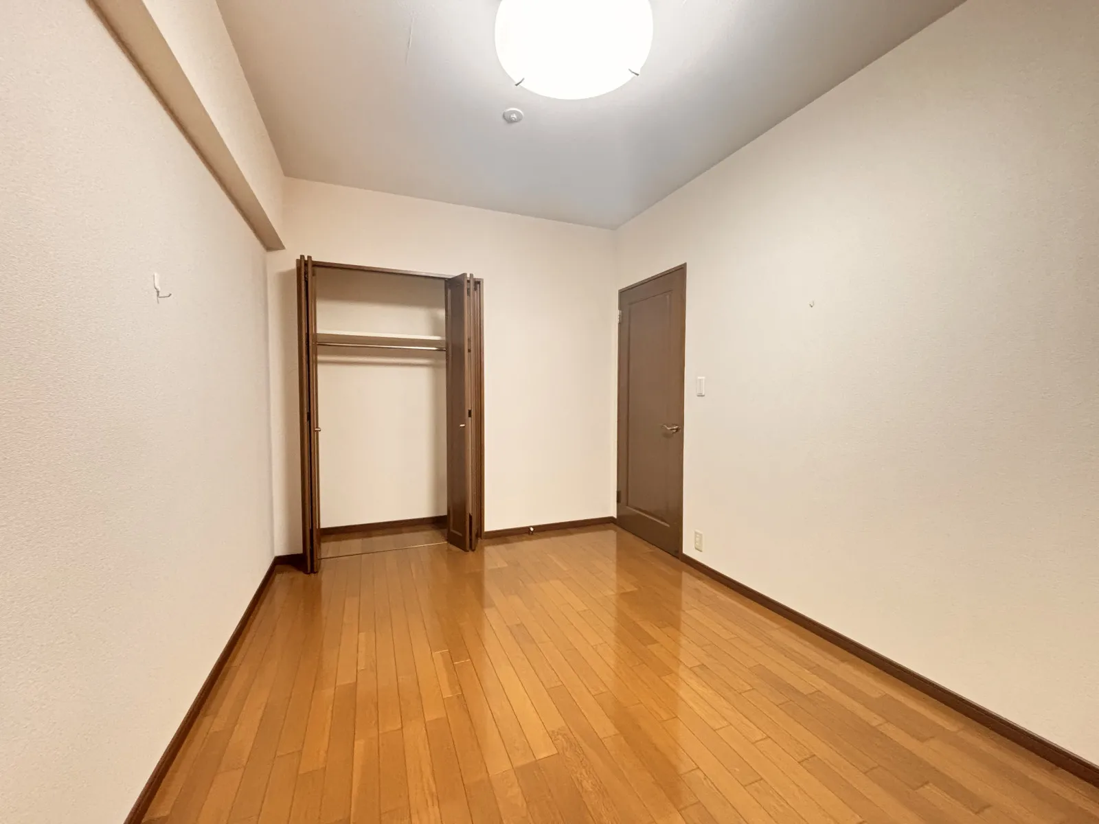 洋室です。広めのお部屋になるのでご家族の主寝室としてもおすすめです。