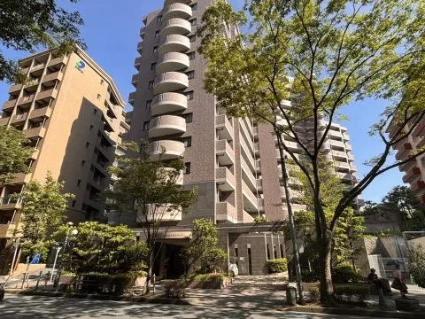 スーパーやコンビニ、商業施設、学校など近くにあり生活環境充実！暮らしやすく、子育てにも安心感のある立地です。