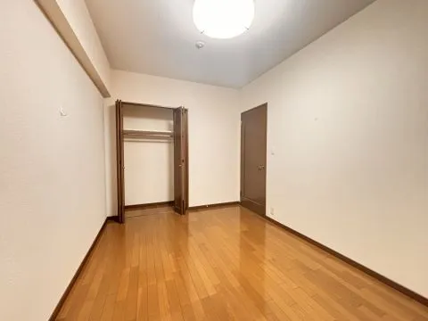 洋室です。広めのお部屋になるのでご家族の主寝室としてもおすすめです。