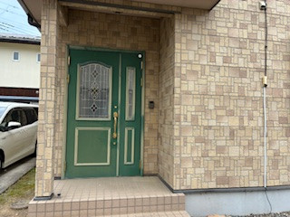 玄関ドアも緑で個性的