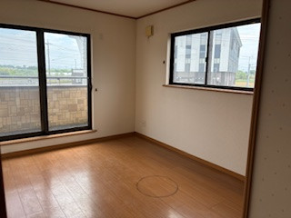 2階の6.5帖のお部屋2面採光ですので明るく風通しの良いおへやです