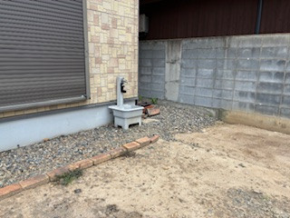 外に水道が付いているので洗車も水まきも便利です