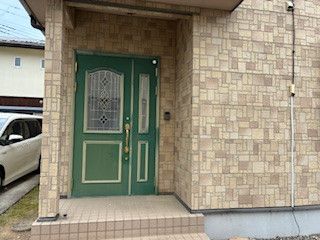 玄関ドアも緑で個性的