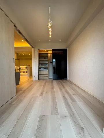 【洋室約５．３帖】リビング隣の洋室。バルコニーから光をたっぷり取り込む明るいお部屋です。