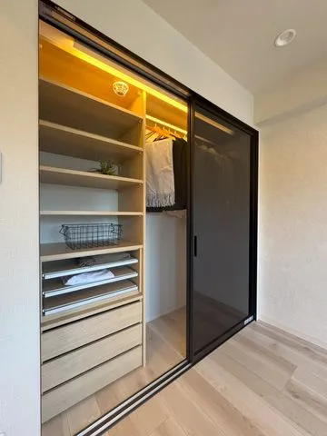 【収納】空間を効率的に使えるシステム収納が備わっています！