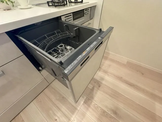 【食洗器】時短や節水だけでなく、高温で強力な水流で洗うため衛生面でのメリットがございます。