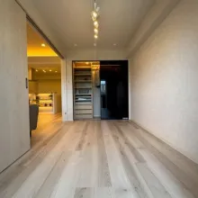 【洋室約5.3帖】リビング隣の洋室。バルコニーから光をたっぷり取り込む明るいお部屋です。