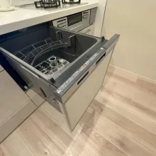 【食洗器】時短や節水だけでなく、高温で強力な水流で洗うため衛生面でのメリットがございます。